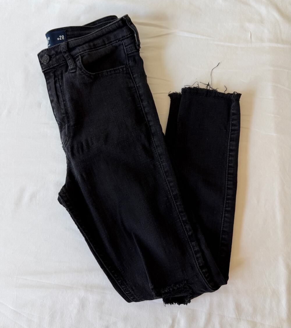 Hollister High-Rise Cropped Black Distressed Skinny Jeans Junior’s Size 7/28